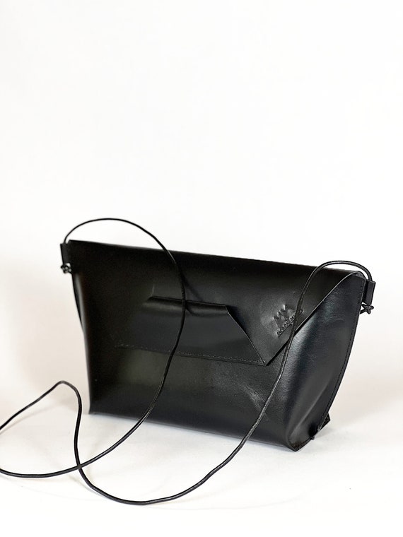 Minimalistische Ledertasche Dea in Schwarz aus pflanzlich