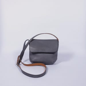 Bolso de piel Wilma en gris, bolso pequeño, bolso de noche, bolso de hombro minimalista.