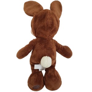Pode incluir: Um brinquedo de pel&uacute;cia de coelho marrom, visto por tr&aacute;s. O brinquedo tem orelhas grandes e ca&iacute;das, um corpo marrom fofo e uma pequena cauda branca. O brinquedo foi projetado para se parecer com um coelho. O brinquedo &eacute; macio e fofinho.