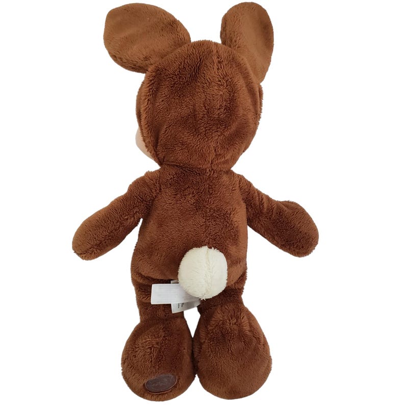 Pode incluir: Um brinquedo de pel&uacute;cia de coelho marrom, visto por tr&aacute;s. O brinquedo tem orelhas grandes e ca&iacute;das, um corpo marrom fofo e uma pequena cauda branca. O brinquedo foi projetado para se parecer com um coelho. O brinquedo &eacute; macio e fofinho.
