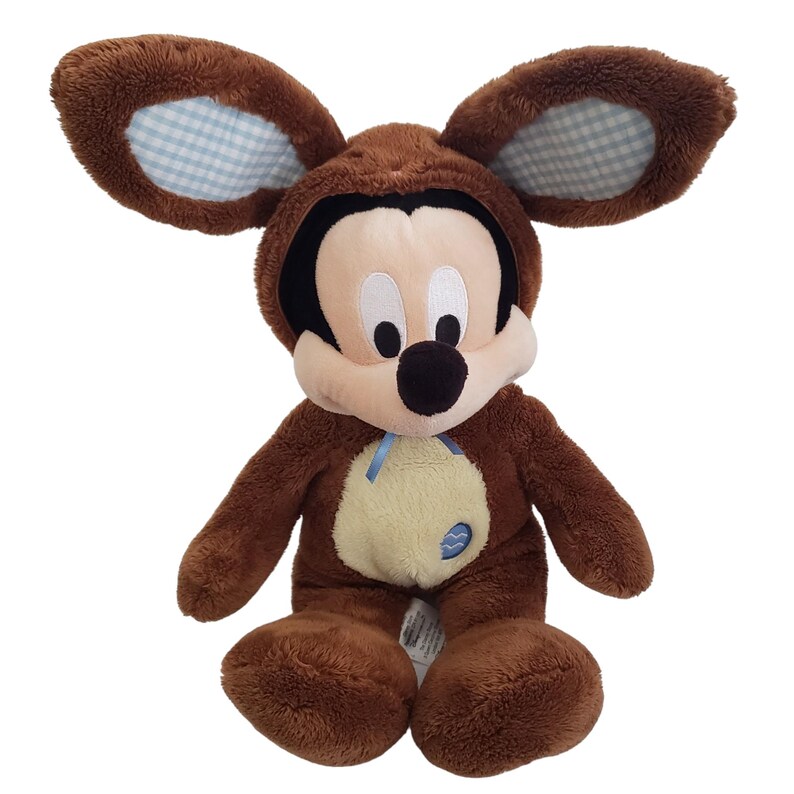Pode incluir: Um peluche castanho do Mickey Mouse vestido com uma fantasia de urso. A fantasia tem orelhas grandes com um padr&atilde;o xadrez azul e branco no interior. A cara do Mickey &eacute; vis&iacute;vel, com um nariz preto, olhos brancos e um focinho bege. Uma fita azul est&aacute; amarrada ao pesco&ccedil;o.