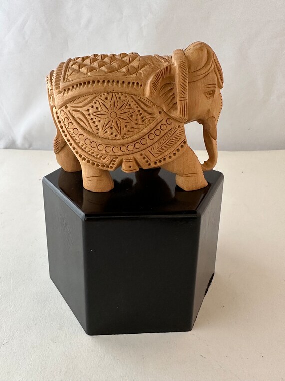 インドからの見事なヴィンテージミニチュア精巧な象の木彫り - Etsy 日本