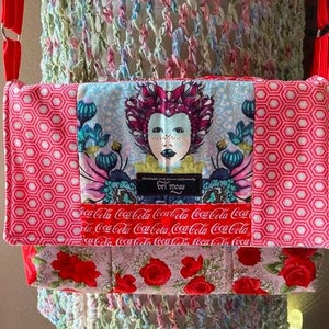 Coca-Cola Messenger Bag/crossbody purse 100% handmade with vintage and out of print licensed Coke fabric & Tula Pink snap closure, cotton imagem 1