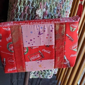 Coca-Cola Messenger Bag/crossbody purse 100% handmade with vintage and out of print licensed Coke fabric & Tula Pink snap closure, cotton imagem 7