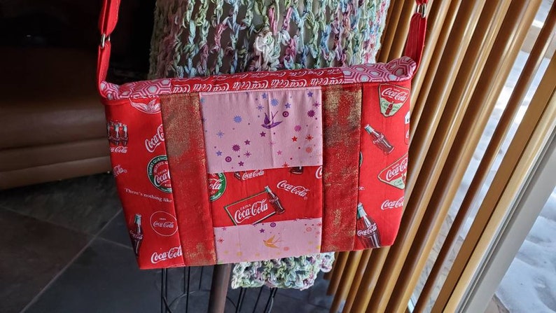 Coca-Cola Messenger Bag/crossbody purse 100% handmade with vintage and out of print licensed Coke fabric & Tula Pink snap closure, cotton imagem 7