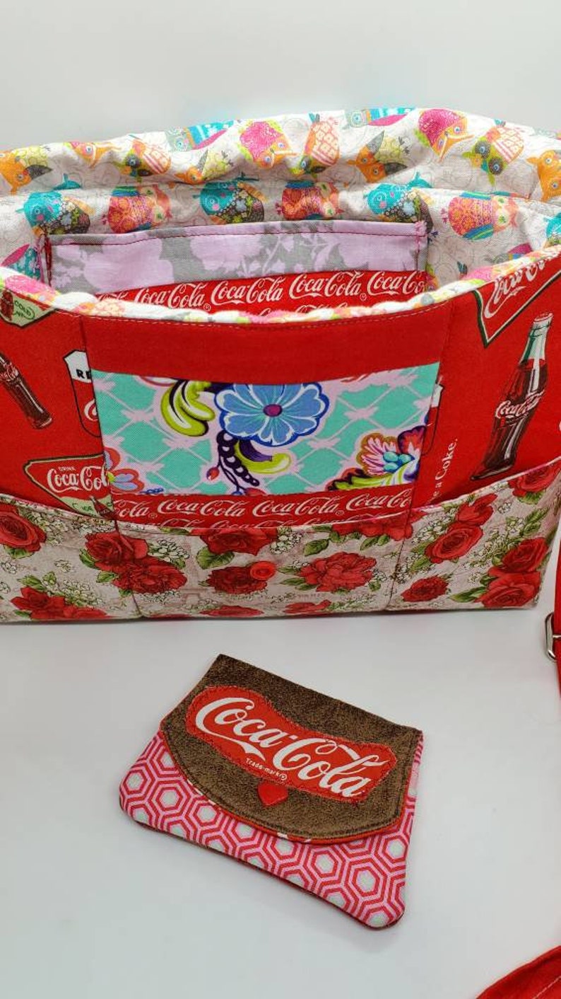 Coca-Cola Messenger Bag/crossbody purse 100% handmade with vintage and out of print licensed Coke fabric & Tula Pink snap closure, cotton imagem 4
