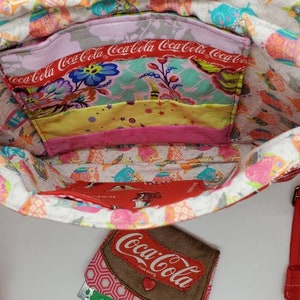 Coca-Cola Messenger Bag/crossbody purse 100% handmade with vintage and out of print licensed Coke fabric & Tula Pink snap closure, cotton imagem 6