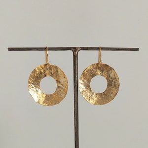 Oorbellen in de vorm van een donut met gehamerd goud, verguld sterling zilver (24 karaat).