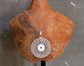 Sterlingzilveren mandala-ketting: geborstelde geometrische hanger, lange rolo-ketting