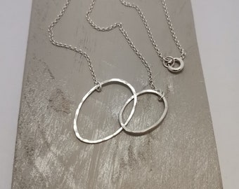 Gehamerde sterlingzilveren ringketting: minimalistische in elkaar grijpende ringen
