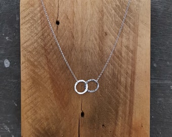 Sierlijke sterlingzilveren ketting met gehamerde cirkels - handgemaakt