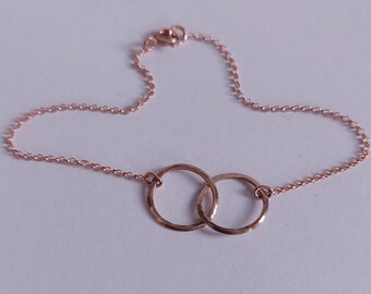 Pulsera delicada de oro rosa, círculo fino martillado, anillos de oro rosa, pulsera de la amistad delicada, pulsera minimalista y contemporánea para uso diario.