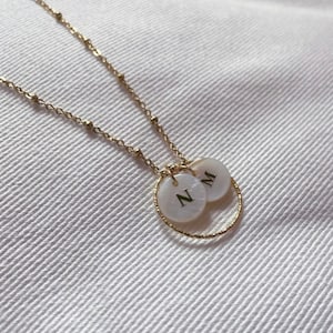 Collier personnalisé • collier lettre • collier initiale • cadeau maman • cadeau naissance maman • cadeau mamie •cadeau anniversaire maman •