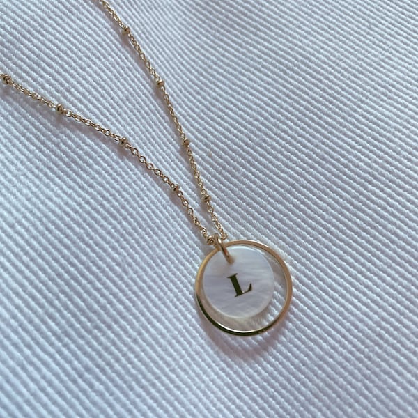 Collier personnalisé, collier lettre, collier initial, perle de nacre, cadeau maman, cadeau de naissance, cadeau mamie