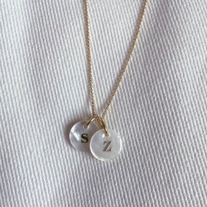 Collier personnalisé • collier lettre • collier initiale • collier d'amitié • cadeau naissance maman • bijou lettre • cadeau mamie