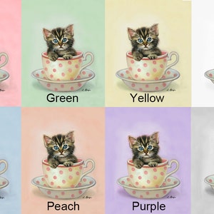Puede incluir: Un gatito atigrado se sienta dentro de una taza de t&eacute; de lunares rosa y blancos con un platillo a juego. El fondo es de color rosa s&oacute;lido.