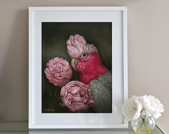 Puede incluir: Una pintura enmarcada de un cacatúa rosa y gris con una flor rosa en su pico. El cacatúa está posado en una rama con dos flores rosas detrás de él. La pintura está sobre un fondo verde oscuro.
