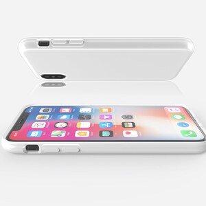 Puede incluir: Una funda blanca para iPhone con la parte posterior transparente, que muestra una pantalla de tel&eacute;fono con varios iconos de aplicaciones. La funda est&aacute; hecha de un material flexible y tiene un borde elevado alrededor de la pantalla para protegerla de los ara&ntilde;azos.
