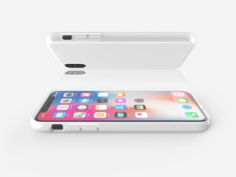 Puede incluir: Una funda blanca para iPhone con la parte posterior transparente, que muestra una pantalla de tel&eacute;fono con varios iconos de aplicaciones. La funda est&aacute; hecha de un material flexible y tiene un borde elevado alrededor de la pantalla para protegerla de los ara&ntilde;azos.
