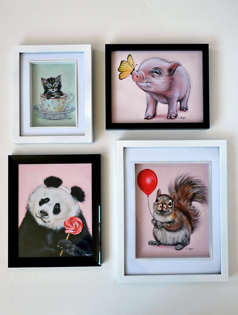 Puede incluir: Cuatro pinturas enmarcadas con fondos rosas. La pintura de la parte superior izquierda muestra un gatito blanco y negro sentado en una taza de t&eacute; rosa y blanca con lunares. La pintura de la parte superior derecha muestra un lech&oacute;n rosado mirando una mariposa amarilla. La pintura de la parte inferior izquierda muestra un panda blanco y negro sosteniendo una piruleta roja y blanca. La pintura de la parte inferior derecha muestra una ardilla gris sosteniendo un globo rojo.