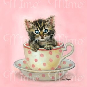 Puede incluir: Un lindo gatito tabby con ojos azules se sienta dentro de una taza de t&eacute; blanca con lunares rosas. La taza de t&eacute; est&aacute; sobre un platillo a juego. El fondo es rosa.