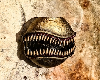 Jarrón de pared ovalado monstruo B - Jarrón ovalado de oro antiguo con dientes