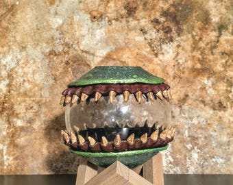 Jarrón Monstruo Verde Metálico - Jarrón Redondo con Dientes