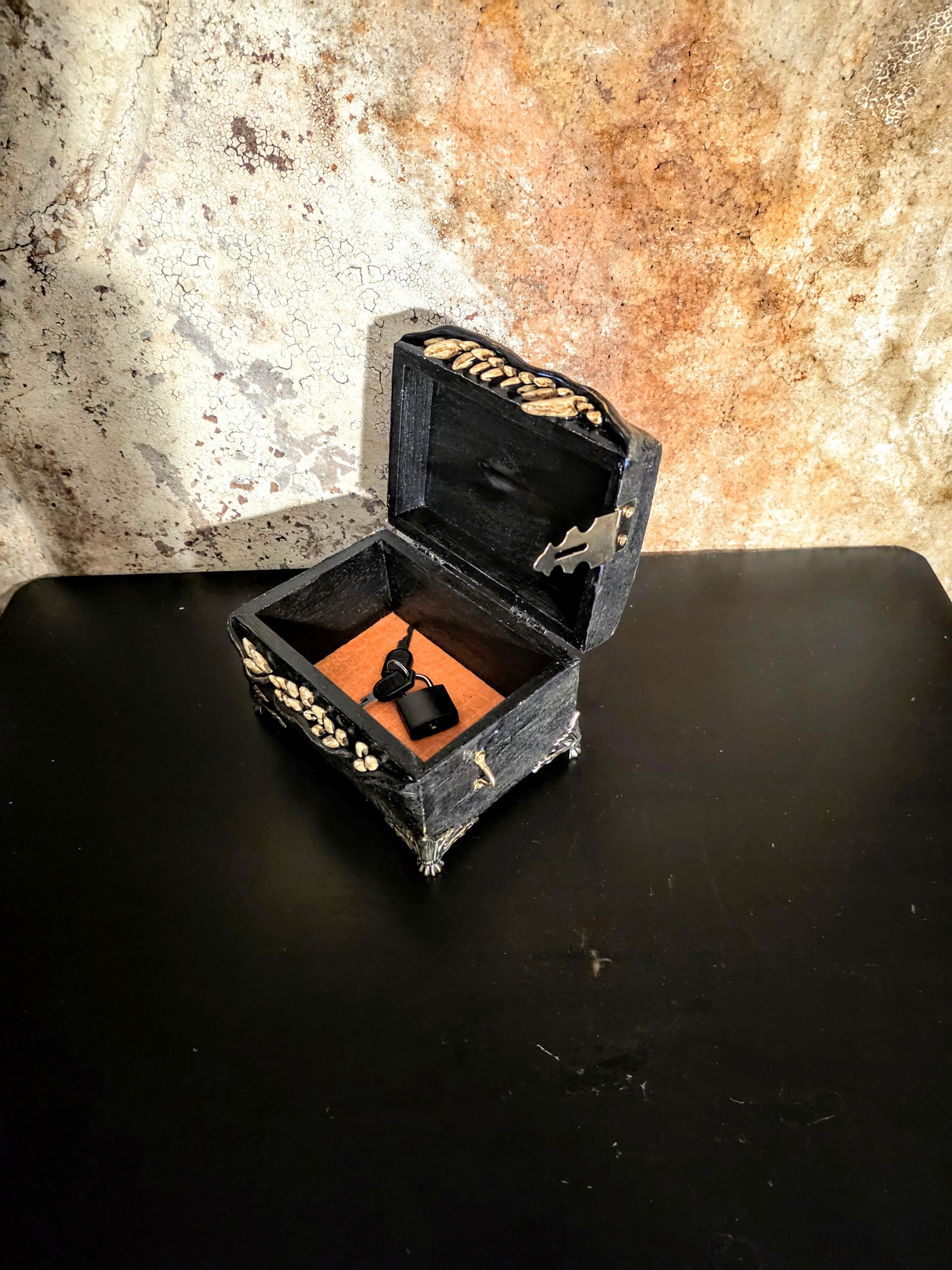 未開封◆MonyHorse × VERDY◆MONIBUM 2 ギフトボックス Monster Bank #567, Antique Copper Chest, Creature Bank Box - Etsy