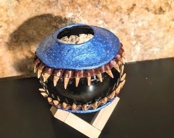 Jarrón Monstruo Azul Metálico - Jarrón Redondo con Dientes