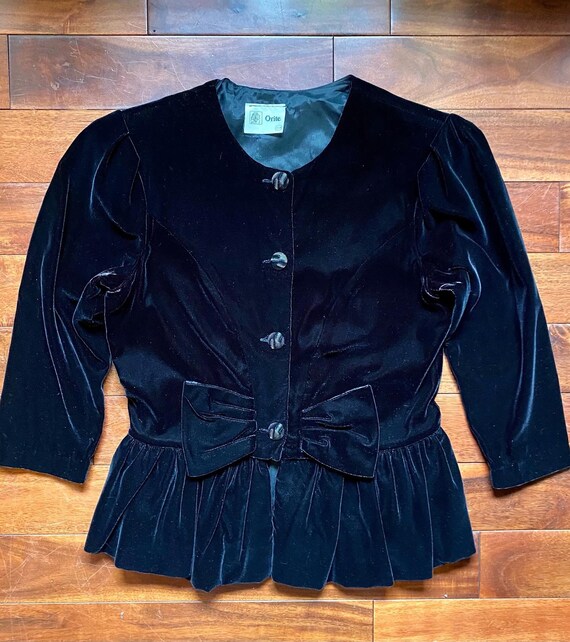 Cute Black Velvet Suit with big Bow vintage 1980's - image 4