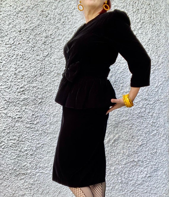 Cute Black Velvet Suit with big Bow vintage 1980's - image 2