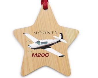 Könnte beinhalten: Ein sternförmiger Holzanhänger mit einem roten Band. Der Anhänger zeigt ein weißes und graues Mooney M20C Flugzeug mit dem Text "MOONEY" und "M20C", der auf den Anhänger gedruckt ist.