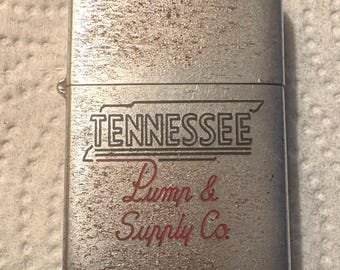 Zippo pubblicitario a grandezza naturale degli anni '50, così come ritrovato
