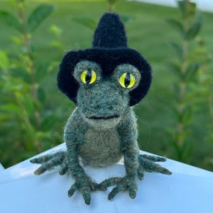 Needle Felted Frog, Frog Wearing a Witch Hat, Halloween Frog Decor, Green Frog Sculpture, Whimsical Frog
