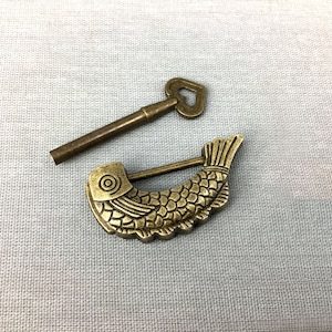 DOITOOL 1 Set Semicircular Bronze Lock Antique Chinese Cabinet Locks  Vintage Cabinet Locks with Keys Cupboard Locks with Key Desk Drawer Lock  Desk