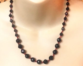 Vintage en verre rouge à facettes perles collier de perles