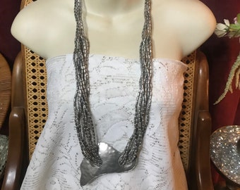 Multi brin martelé collier de perles en acier en acier.