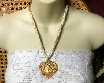 Camée vintage sur coeur en forme de collier avec pendentif or tissu cordée