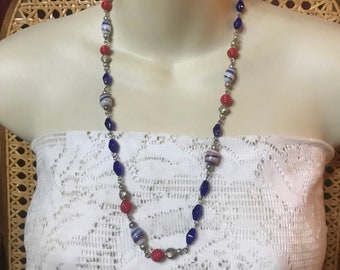 Collier de perles vintage rouge blanc bleus perles de verre Murano