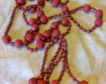 Vintage 1940&#39;s celluloid rose beads beaded necklace.