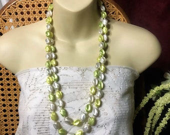 Cru fabriqué au Japon et de la lumière vert soyeux perles collier