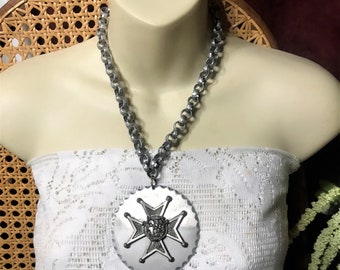 Croix maltaise écossais vintage collier de chaîne en aluminium martelé