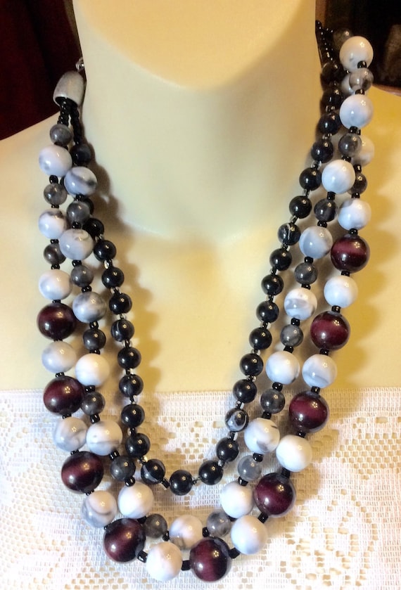 Vintage 1950's glass beads triple strand necklace 