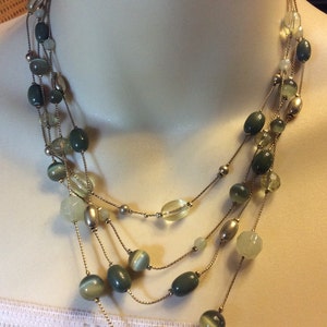 Vintage 1960&#39;s multi strand green beads beaded necklace