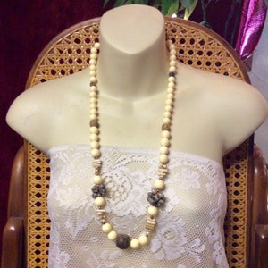 Vintage tribal seashell and wood acrylic beads necklace