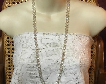 Collier de perles perles à facettes en verre vintage des années 1950.