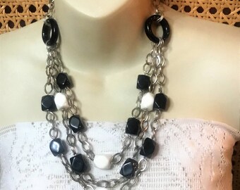 Perles acryliques noir et blancs vintage avec collier maillons de chaîne en argent