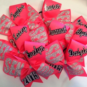 Senior pink Jubelschleife Offset JEDES JAHR grün rot blau gold schwarz lila rosa etc personalisiert Basis Cheer Schleife 3" Band mit Namen