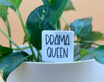 Marcador de plantas Drama Queen: Divertido accesorio acrílico para plantas