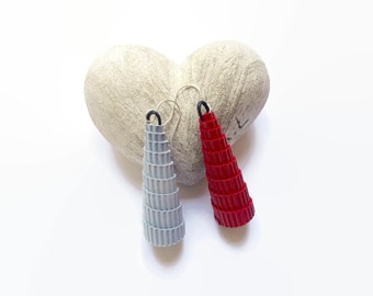 Gioielli di riciclo - Divertenti orecchini a cono spaiati fatti di cartoncino ondulato - uno rosso e uno grigio - 3 misure differenti